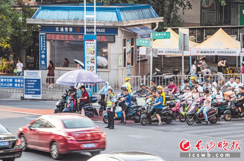 營(yíng)盤路蔡鍔路口,，市民們有序等待紅燈，文明禮讓,。長(zhǎng)沙晚報(bào)全媒體記者 鄒麟 攝