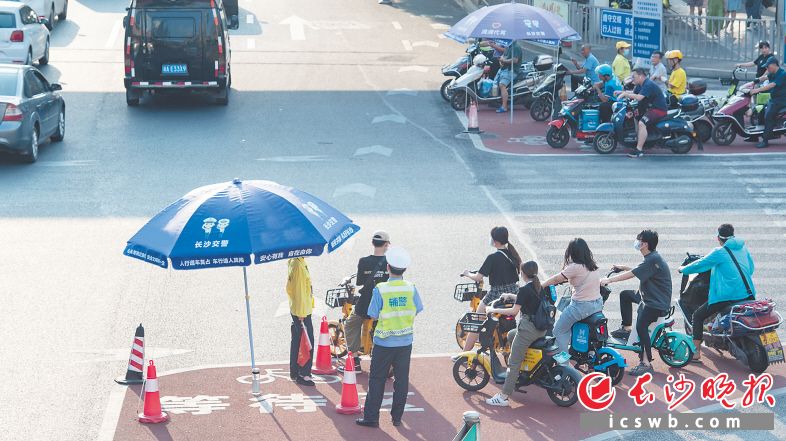 在營盤路蔡鍔路口,，每天都有志愿者,、交警執(zhí)勤，倡導(dǎo)市民們有序等待紅燈,，文明禮讓,。長沙晚報(bào)全媒體記者 鄒麟 攝