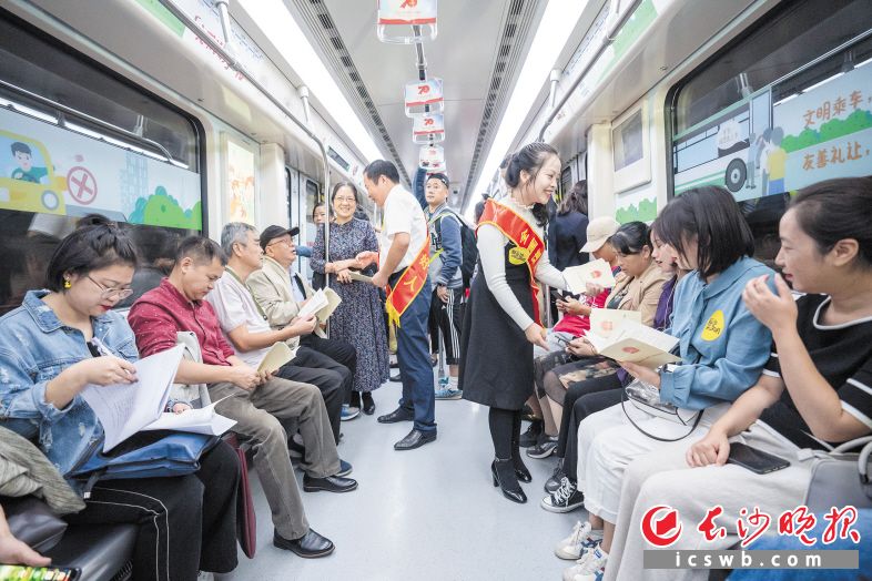 在“長(zhǎng)沙文明號(hào)”地鐵車廂內(nèi)，隨處可見(jiàn)身邊榜樣的感人事跡,。圖為身邊好人,、道德模范們正向市民倡導(dǎo)文明行為規(guī)范。市文明辦供圖