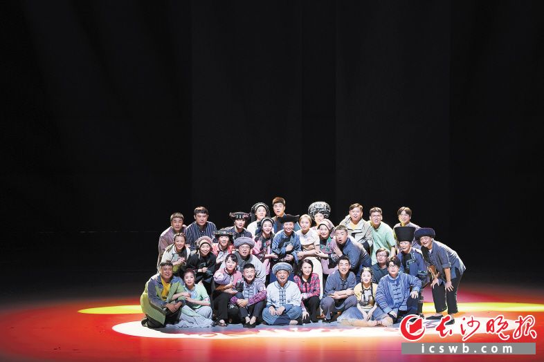 9月26日,，《大地頌歌》進(jìn)行了首演前的最后一晚預(yù)演,，更精湛的舞美、更流暢的節(jié)奏,、更感人的情緒征服了現(xiàn)場(chǎng)觀眾,。 均為長(zhǎng)沙晚報(bào)全媒體記者 王志偉 攝