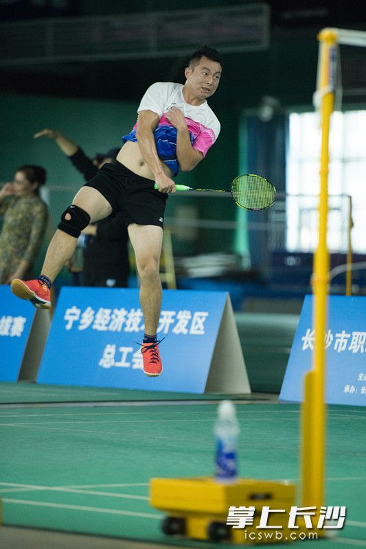 男子雙人比賽精彩瞬間,，一位選手大力扣殺。