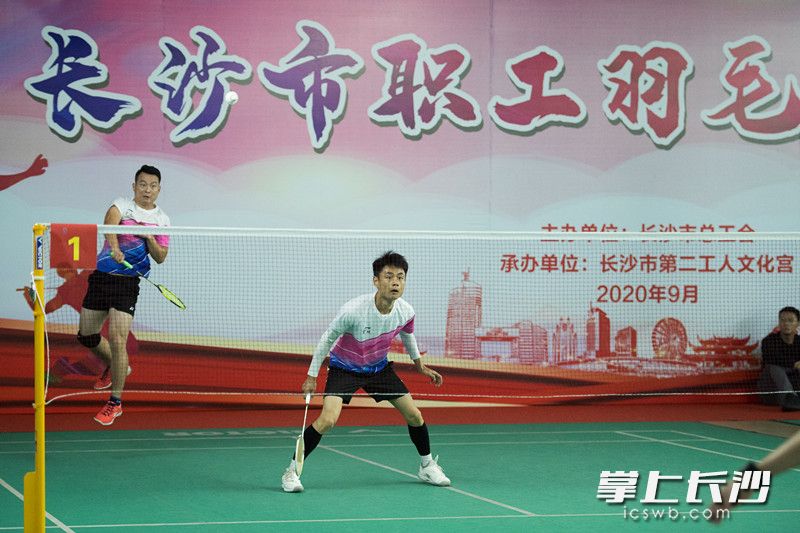 職工們?cè)谫悎?chǎng)一展團(tuán)隊(duì)風(fēng)采,，享受著運(yùn)動(dòng)帶來(lái)的快樂(lè),、活力與激情。