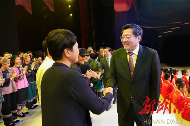 演出結(jié)束后，杜家毫,、許達(dá)哲,、李微微、烏蘭等省領(lǐng)導(dǎo)看望慰問全體演職人員,，祝賀演出取得圓滿成功,。以上圖片均為湖南日?qǐng)?bào)記者 羅新國(guó) 唐俊 攝