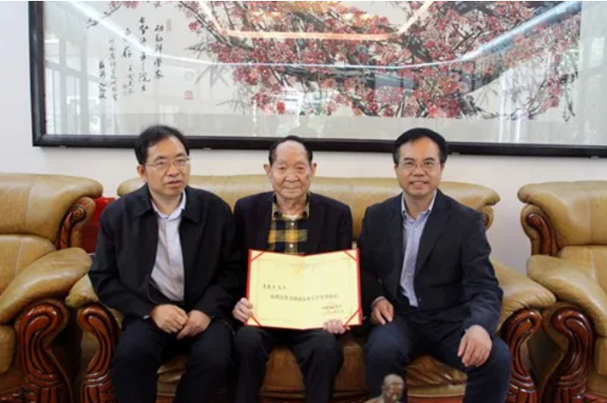 袁隆平院士接受聘任