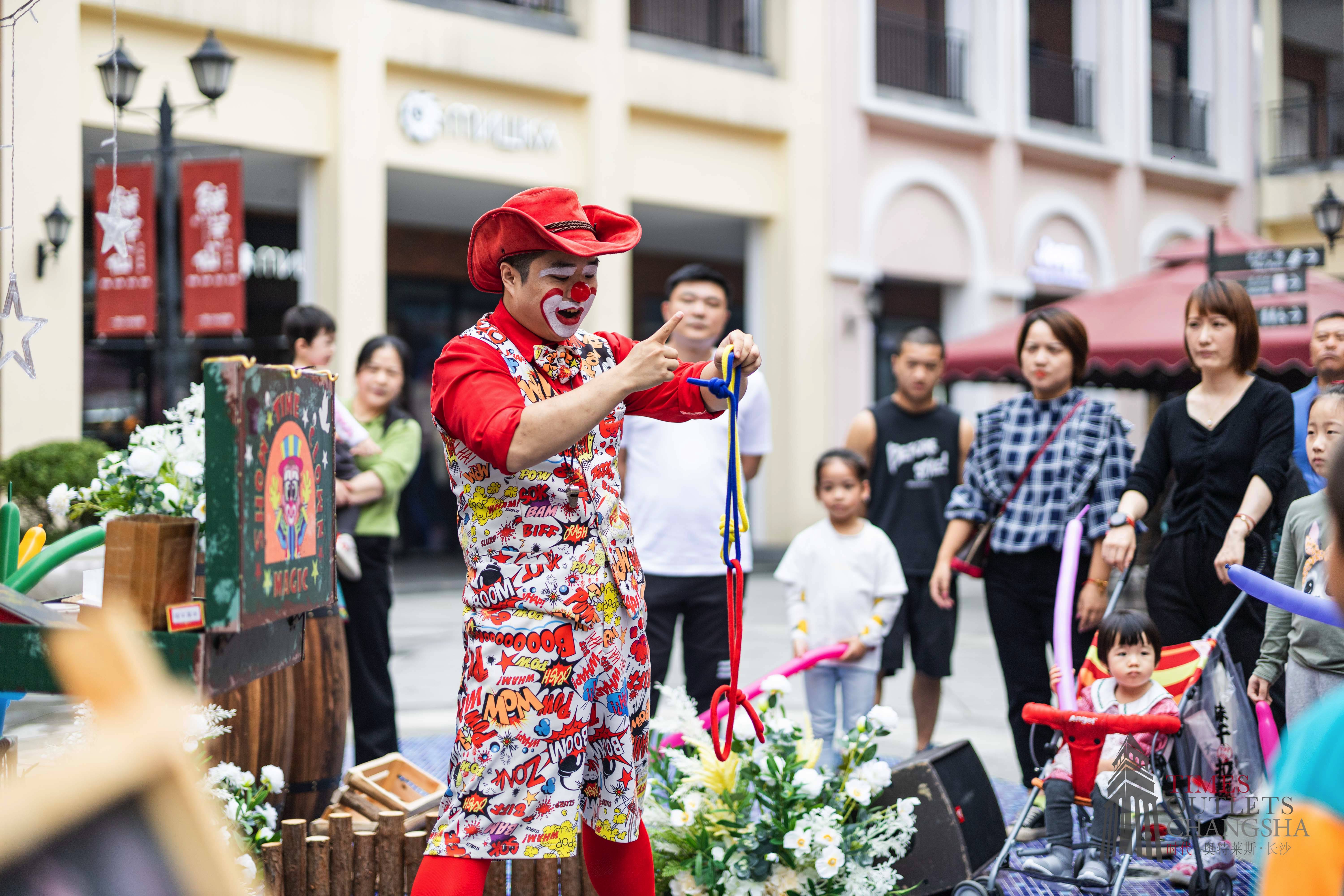 寧鄉(xiāng)九龍倉(cāng)時(shí)代奧特萊斯人流如織,。