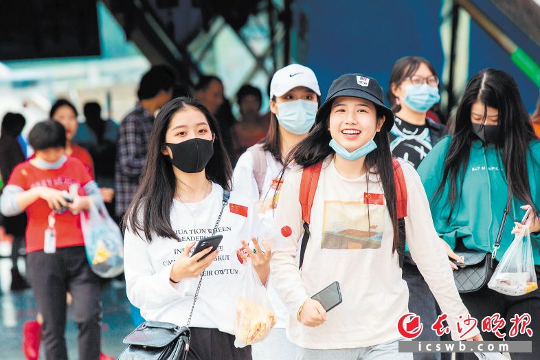 游客們游園時戴著口罩，做好防疫措施,。 長沙晚報全媒體記者 賀文兵 攝