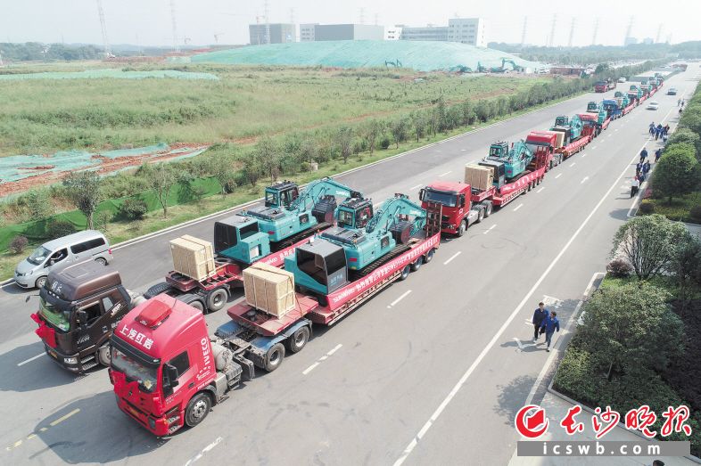 9日，節(jié)后第一天,，山河智能便交付首批智能遙控挖掘機,，成為全國首家實現智能遙控挖掘機市場化的企業(yè)。彭駿 供圖
