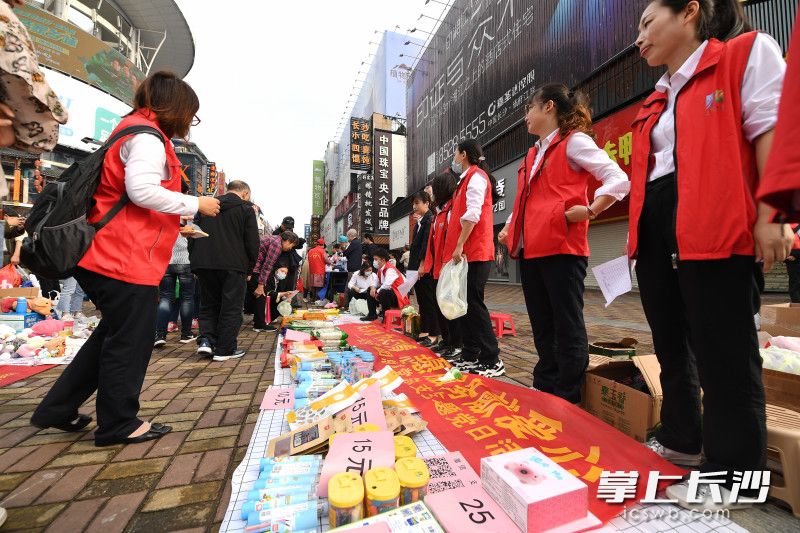 由天心區(qū)城南路街道組織的“愛心趕集”志愿服務(wù)活動(dòng)于黃興南路步行街南入口舉辦,。照片均為長(zhǎng)沙晚報(bào)全媒體記者 黃啟晴 攝