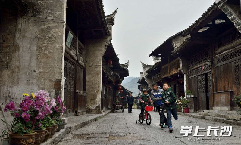 長沙援助修復(fù)后的里耶古街，土家族建筑為主調(diào),，融合了蘇,、皖等建筑風(fēng)格。長沙晚報(bào)全媒體記者 李鋒 攝