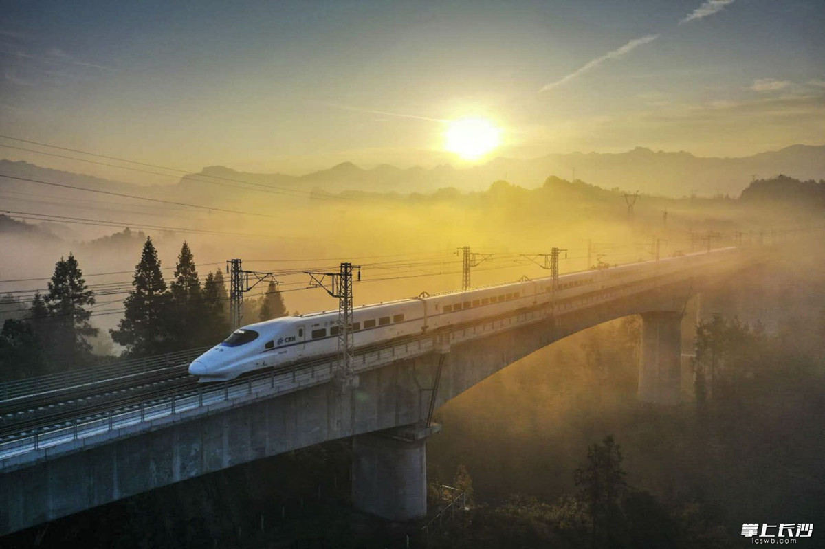 2019年12月26日開通運(yùn)營的龍山北站,，是湘西第一個(gè)高鐵站，是湘西的門戶,。作為黔張常鐵路線路設(shè)計(jì)的七站點(diǎn)之一,，龍山北站對(duì)于推動(dòng)武陵山片區(qū)扶貧攻堅(jiān)具有重要意義。長沙晚報(bào)通訊員 曾祥輝 攝