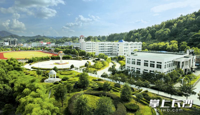 綠蔭包裹中的龍山中學(xué),，是長沙援建的重點(diǎn)項(xiàng)目,。長沙晚報(bào)通訊員 曾祥輝 攝