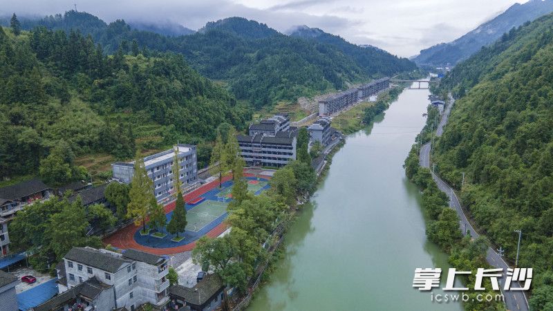 山清水秀，風(fēng)光宜人的龍山洗車河畔,，建起了平整的沿河公路,、設(shè)施齊全的學(xué)校。長沙晚報(bào)全媒體記者 李鋒 攝