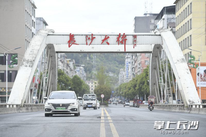 由長沙市全額出資援建,，并負(fù)責(zé)設(shè)計(jì)和施工的長沙大橋橫跨果利河,，連通龍山縣城南北，加快了龍山縣城擴(kuò)容提質(zhì)步伐,，同時(shí)也是龍山縣連接省會(huì)長沙,、通往大西南的重要通道。長沙晚報(bào)全媒體記者 黃啟晴 攝
