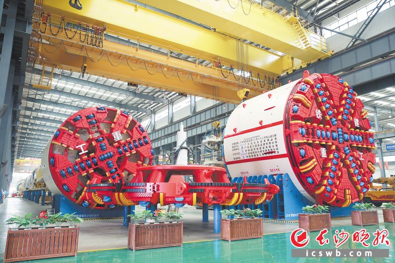 鐵建重工自主研制的一臺TBM有230米長的機身,、5萬多個零件，還有超長待機的生命力,。 長沙晚報通訊員 劉曉東 攝