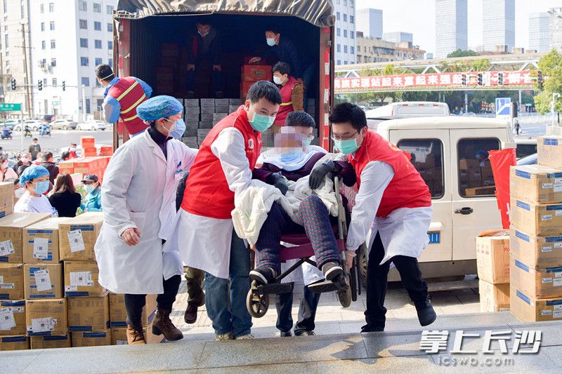 疫情期間，在長沙市公共衛(wèi)生救治中心,，志愿者小心翼翼地將新冠肺炎確診患者轉(zhuǎn)入隔離病區(qū),。楊蔚然 寧瑜 攝