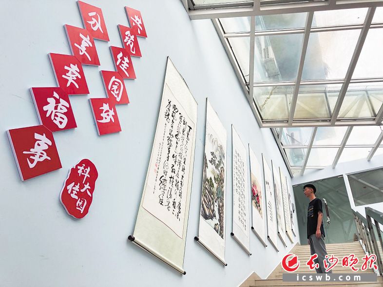 開福區(qū)科大佳園社區(qū)的書香樓道,。洪虹 攝