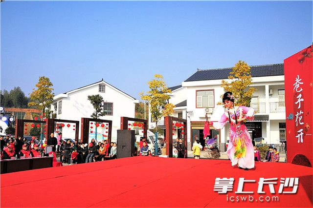 在寧鄉(xiāng)巷子口鎮(zhèn)，一場聯(lián)歡會在同心村莊舉行,，這里居住著許多住房在2017年洪災(zāi)中垮塌的貧困戶,，易地搬遷之后也，他們正迎來新生活,，享受豐富多彩的文化生活,。長沙晚報全媒體記者 張禹 攝
