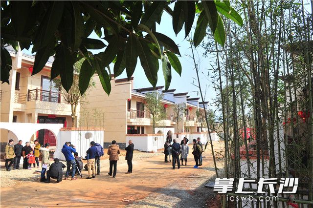 長沙縣高橋鎮(zhèn)易地扶貧搬遷項目白鷺湖生態(tài)小鎮(zhèn)，68戶生態(tài)移民扶貧戶搬進(jìn)中式風(fēng)格的新家,，迎接新生活,。長沙晚報全媒體記者 賀文兵 拍攝