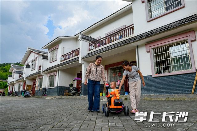 用最好的地建最好的房，打造“五分鐘”生活圈”,，田溪村易地搬遷集中安置點配套建設(shè)了學(xué)校、醫(yī)療衛(wèi)生室,、電商平臺等項目,，讓搬遷戶享受最為便捷的服務(wù)，收獲穩(wěn)穩(wěn)的幸福,。 長沙晚報全媒體記者 陳飛 拍攝