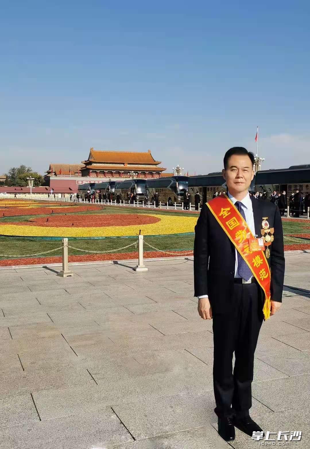 獲得2020年“全國(guó)勞動(dòng)模范”榮譽(yù)稱號(hào)的長(zhǎng)沙生殖醫(yī)學(xué)醫(yī)院,、長(zhǎng)沙寧兒婦產(chǎn)醫(yī)院院長(zhǎng)劉習(xí)明。