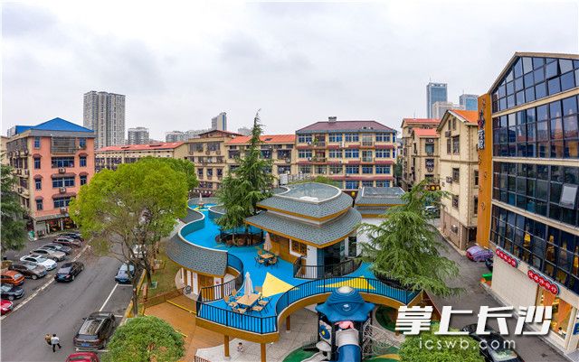 涼塘路社區(qū),，由廢棄三角綠化帶改造而來(lái)的“三棵樹(shù)·涼塘客廳”，成為社區(qū)居民休閑娛樂(lè)好去處長(zhǎng)沙晚報(bào)全媒體記者 陳飛 攝