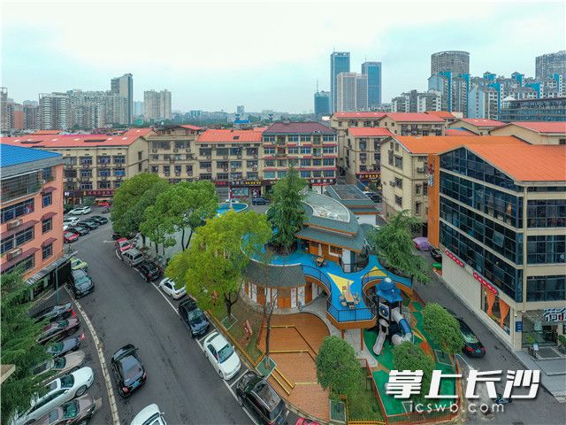 涼塘路社區(qū)，由廢棄三角綠化帶改造而來(lái)的“三棵樹(shù)·涼塘客廳”,，成為社區(qū)居民休閑娛樂(lè)好去處長(zhǎng)沙晚報(bào)全媒體記者 陳飛 攝
