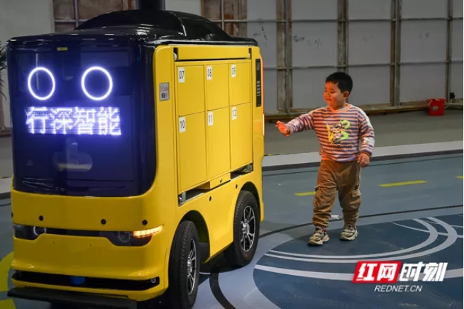 行深智能無人零售車外形萌萌的，深受小朋友的喜愛,。