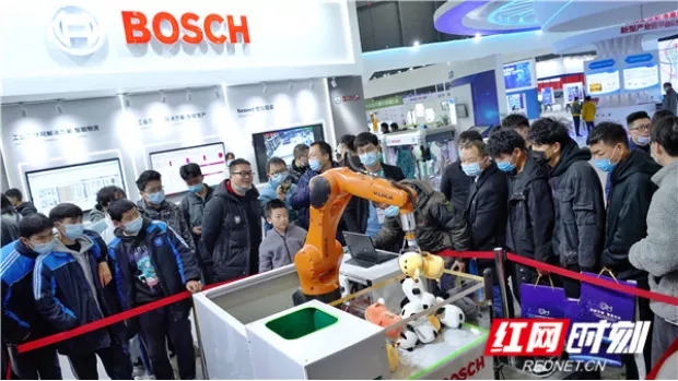 “一抓一個準”通過5G+VR技術,，機器現場表演精準抓取。