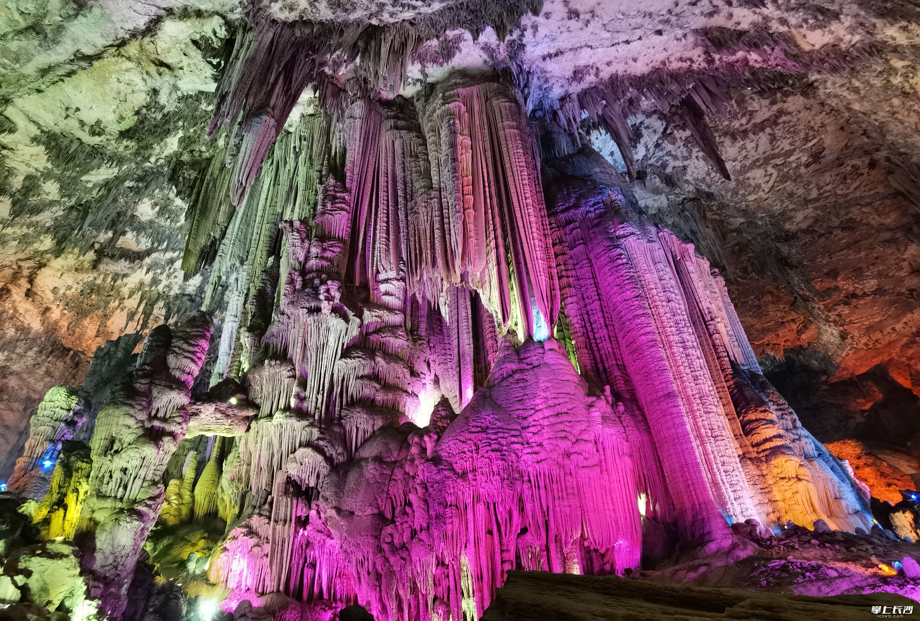 烏龍山大峽谷被譽(yù)為“世界溶洞博物館”,，圖為惹迷洞奇觀。