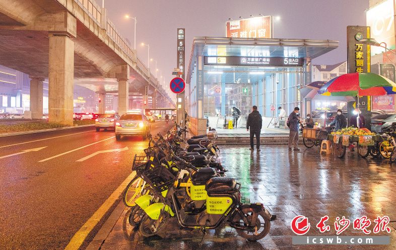 12月3日傍晚,，萬(wàn)家麗廣場(chǎng)地鐵口，共享電動(dòng)車少了很多,，擺放整齊有序,。長(zhǎng)沙晚報(bào)全媒體記者 鄒麟 攝
