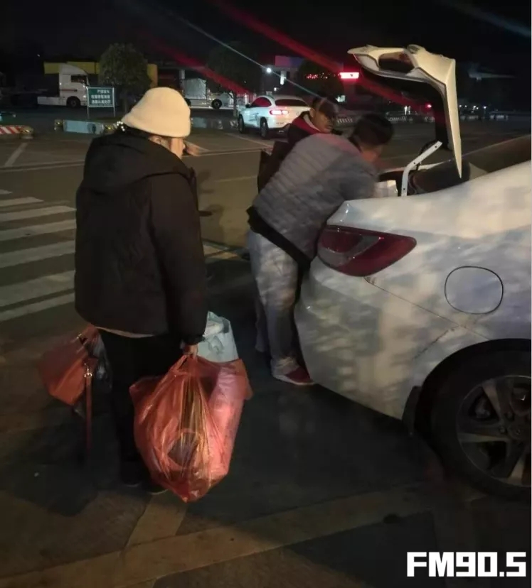 家屬從貴州趕來將一家三口接回老家。