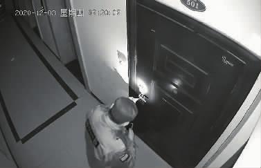 保安手拿502膠在涂抹門鎖,。視頻截圖