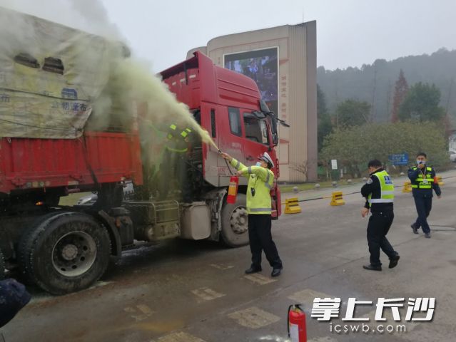 火災(zāi)救援現(xiàn)場(chǎng),。均為長(zhǎng)沙晚報(bào)通訊員 歐陽(yáng)丹妮 供圖