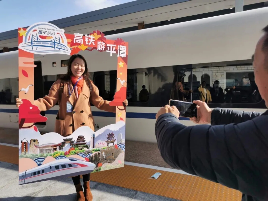 旅客在行前與首發(fā)列車合影,。劉曉宇攝