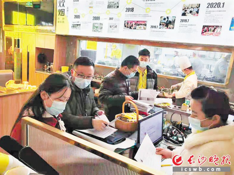 執(zhí)法人員在餐飲場所進(jìn)行檢查,。均為袁杰聰 供圖