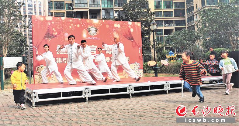 在玉潭街道合安社區(qū)鉑金漢宮小區(qū)里,，健康老人們正在演示太極拳。陳彬 攝