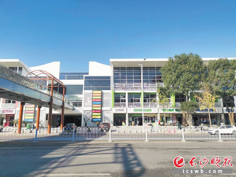 岳麓區(qū)龍柏灣商業(yè)街建筑立面改造后的新面貌,。 岳麓區(qū)城管執(zhí)法局供圖