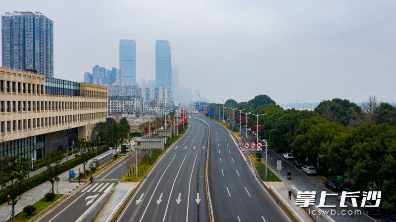 提質(zhì)改造后的湘江路,，車,、景、人三位一體的整體提升改造效果已初步顯現(xiàn),。長沙晚報全媒體記者 鄒麟 攝
