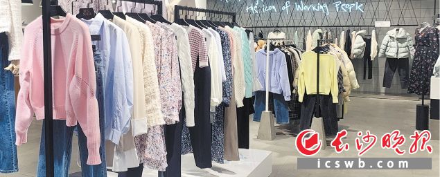 阿波羅商業(yè)廣場的一家服裝門店，各類綠色系的春款服飾被擺放在顯眼位置,，一派“春意盎然”,。長沙晚報全媒體記者 范宏歡 攝