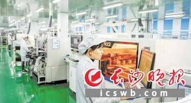 長步道機(jī)器視覺光電產(chǎn)業(yè)基地內(nèi)，生產(chǎn)線高速運(yùn)轉(zhuǎn),，高精尖產(chǎn)品批量亮相,，演繹光電科技的精彩。陳飛 攝