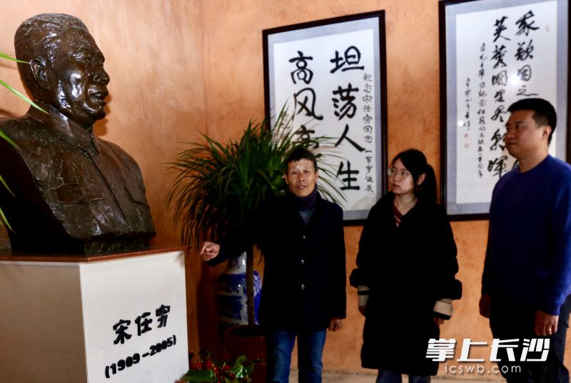 宋任窮的侄孫宋運佳（右三）是宋任窮故居的講解員，他對相關(guān)黨史有過詳細研究,。長沙晚報全媒體記者 顏開云