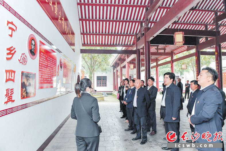 3月29日，寧鄉(xiāng)溈山風(fēng)景名勝區(qū)管理委員會(huì)開展“走讀西部紅色文化 追尋主席游學(xué)之路” 黨史學(xué)習(xí)教育活動(dòng),，圖為黨員正在云山書院參觀學(xué)習(xí),。長沙晚報(bào)全媒體記者 鄒麟 攝