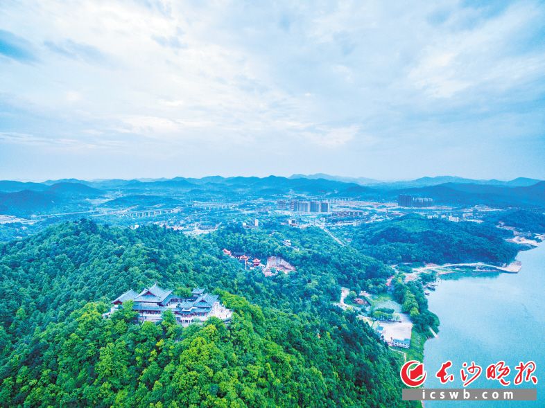 同飲一江碧水,，同享一片藍(lán)天,，共護(hù)一顆綠心，長株潭共建生態(tài)文明的五年藍(lán)圖已經(jīng)繪就,。圖為昭山風(fēng)景區(qū),。 長沙晚報(bào)全媒體記者 王志偉 攝