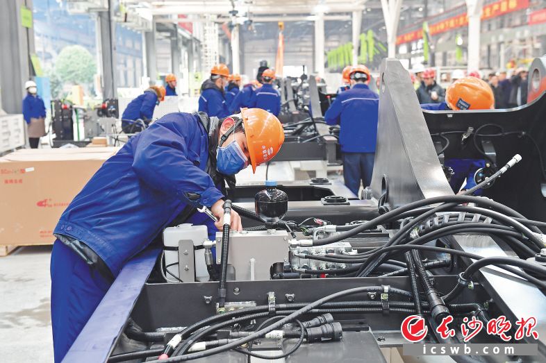 中聯(lián)智慧產(chǎn)業(yè)城的首開(kāi)區(qū)——挖掘機(jī)械園區(qū)生產(chǎn)車(chē)間。 長(zhǎng)沙晚報(bào)全媒體記者 王志偉 攝