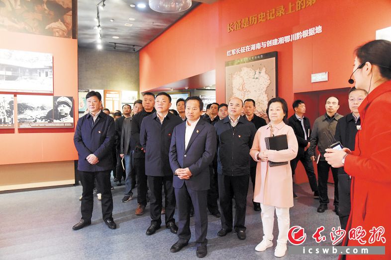 3月20日,，長沙高新區(qū)黨工委理論學(xué)習(xí)中心組全體成員在湖南黨史陳列館重溫黨的歷史?！　±盍㈡?攝