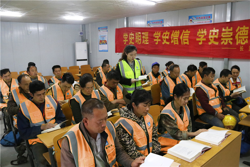 4月12日，中建三局中南分公司長(zhǎng)沙縣人民醫(yī)院項(xiàng)目開(kāi)展“學(xué)史明理 學(xué)史增信 學(xué)史崇德 學(xué)史力行”工友黨員集中學(xué)黨史活動(dòng),。長(zhǎng)沙晚報(bào)全媒體記者 陳煥明 通訊員 譚靚珣 攝影報(bào)道