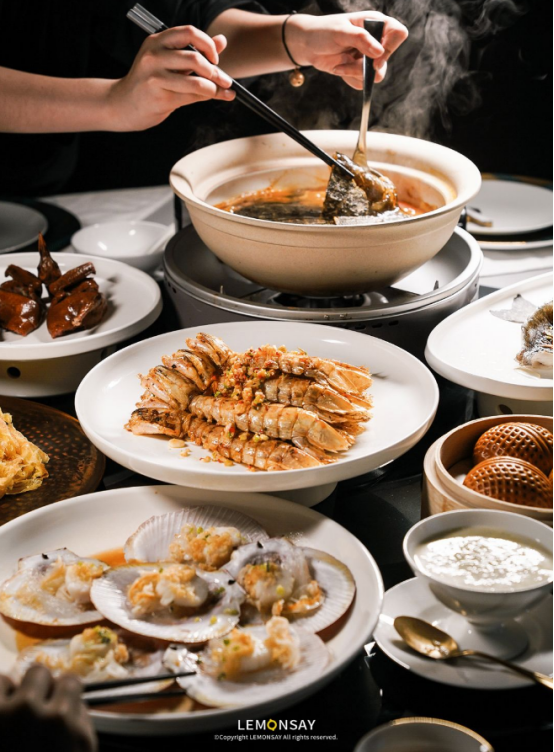 徐記海鮮持續(xù)主打的“特色海鮮+湘菜+粵菜”定位,,與深圳市場天然契合。 徐記海鮮持續(xù)主打的“特色海鮮+湘菜+粵菜”定位,,與深圳市場天然契合,。