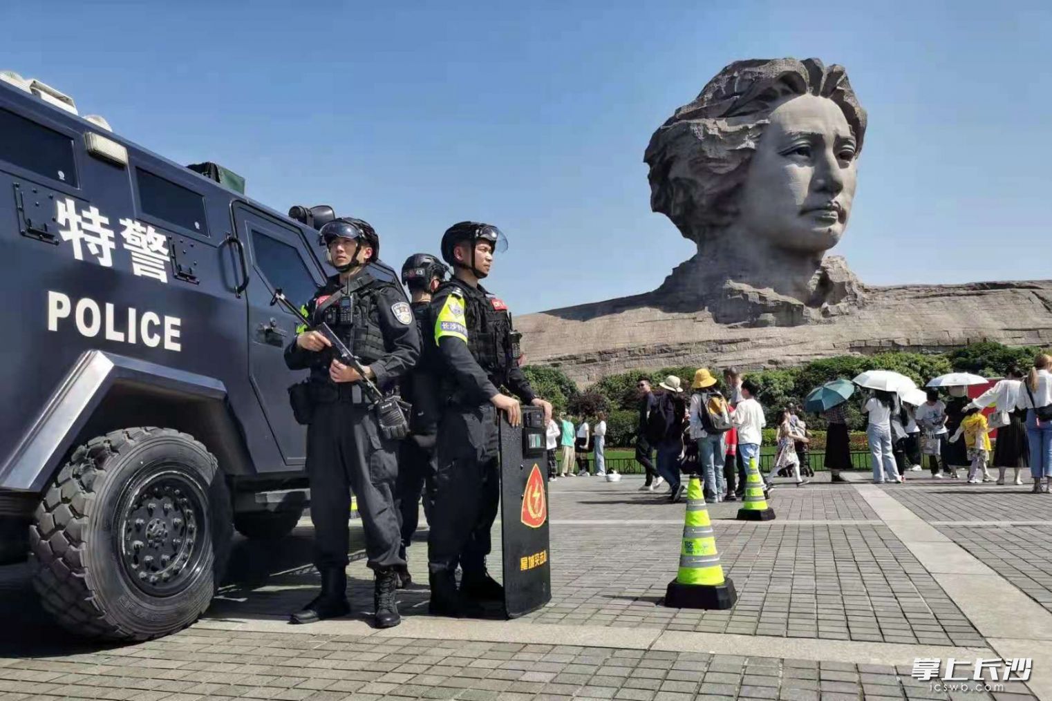 長沙特警在橘子洲頭值勤，守護游客平安,。 長沙市公安局 供圖
