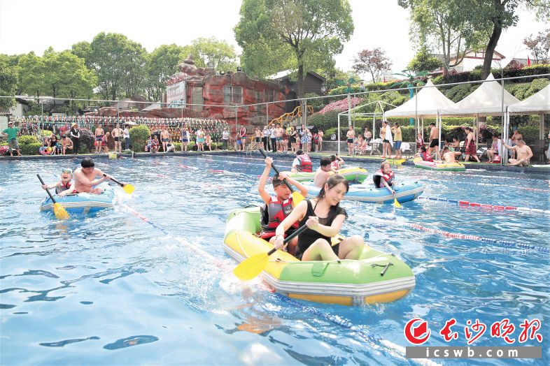 在寧鄉(xiāng)灰湯金太陽景區(qū),，親子劃船比賽充滿歡聲笑語,。