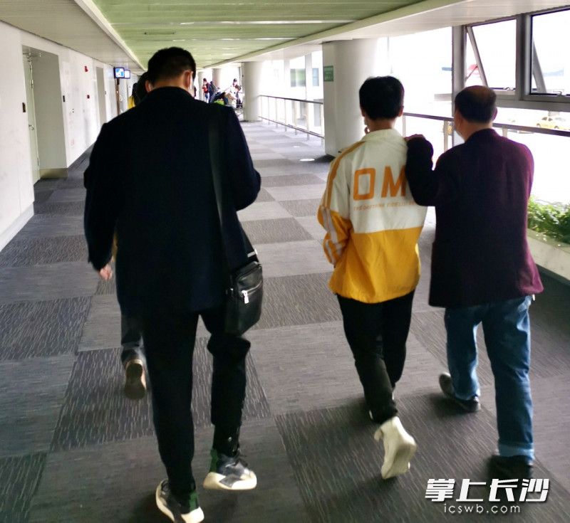 在北京找到兒子（中）,，激動(dòng)的老魯（右）一直陪伴在他身邊。